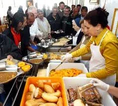 Comedor social en hora punta.