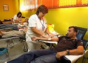 Persona donando sangre.
