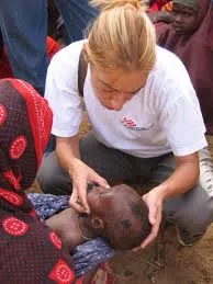 Msf atendiendo a un niño.